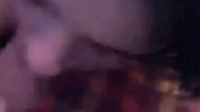 অভিজ্ঞ জোড়া বেডরুমে গরম সেক্স উপভোগ করে।