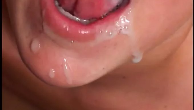 ক্যাফেটেরিয়াতে কুনিলিংগাস এবং ৬৯ একশন।