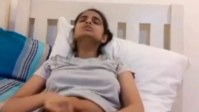 শ্রীলঙ্কান মেয়ে ভাইব্রেটর এবং ডিলডো দিয়ে মাস্টারবেট করে