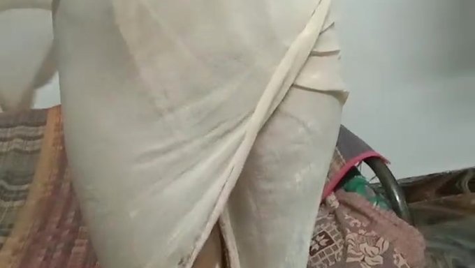 একজন বিখ্যাত পর্ন তারকা দ্বারা ফেসিয়ালাইজড এবং চুদা হয়েছে