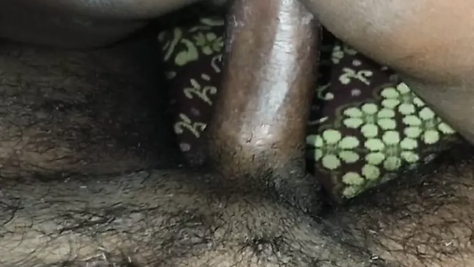 আন্টি মহিলা উত্সর্গ এবং স্কোয়ার্টিং উপভোগ করে