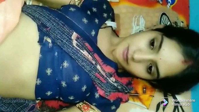 ভারতীয় টিন ববি তার স্টেপব্রাদার দ্বারা পিছন থেকে চুদতে পারে।