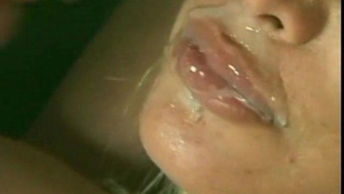 একটি গরম থ্রিসামে শিমেল দায়িত্ব নেয়।