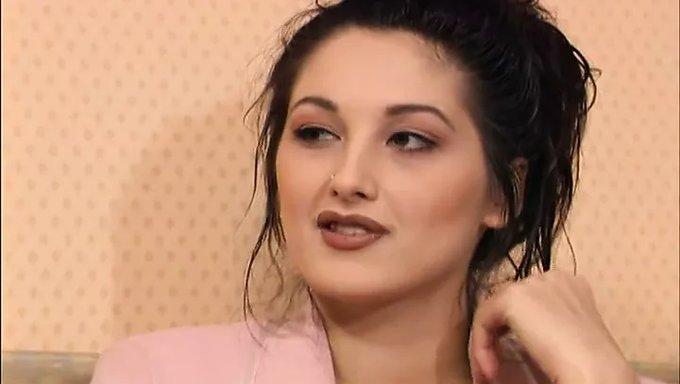 কোরালির ভিনটেজ পুসি একটি হোটেল রুমে চোদা হয়।