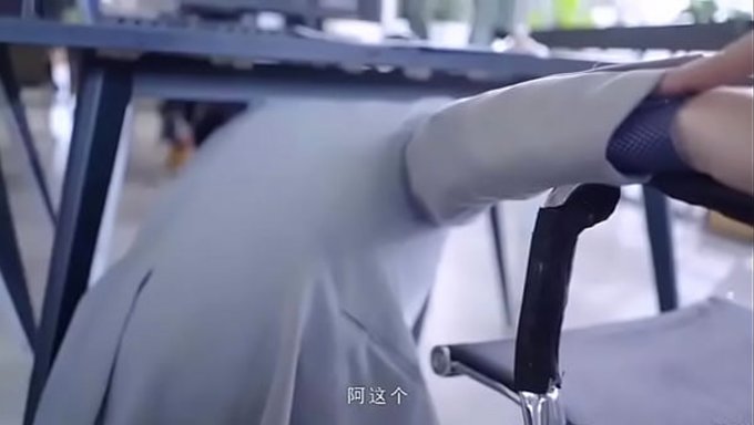 বসের সামনে একটা রহস্যময় বাক্স হাজির, এটা কি?
