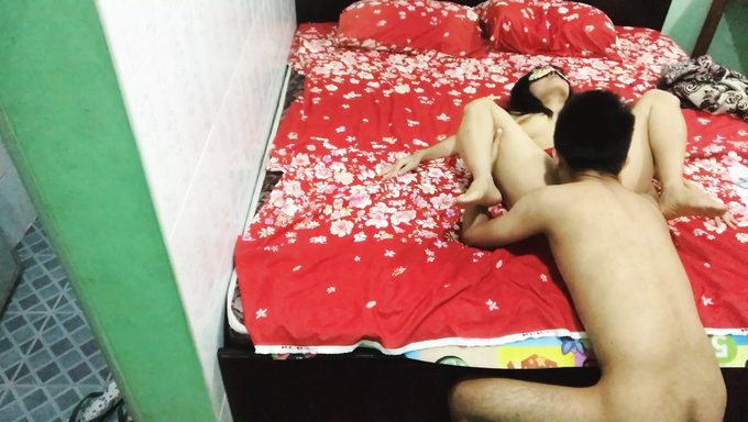 অভিজাত কোয়েড এইচডি ভিডিওতে টাইট পুসী চাটছে।