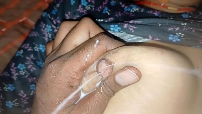 বড় দুধওয়ালী ভাবীর সাথে ফুল বুবস মজা।