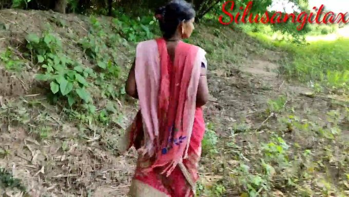 দেশী মেয়ে বাড়ির উঠোনে তার গুদ চাটতে উপভোগ করে।