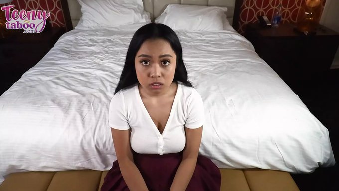 লুনার গুদ একটি Pov ভিডিওতে কাম দিয়ে ভরা।