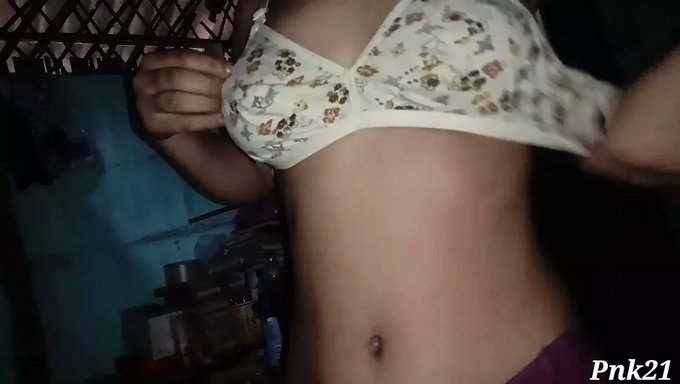 বড় নিপল এবং ছোট স্তন সহ দুর্বল টিন নকল হয়।