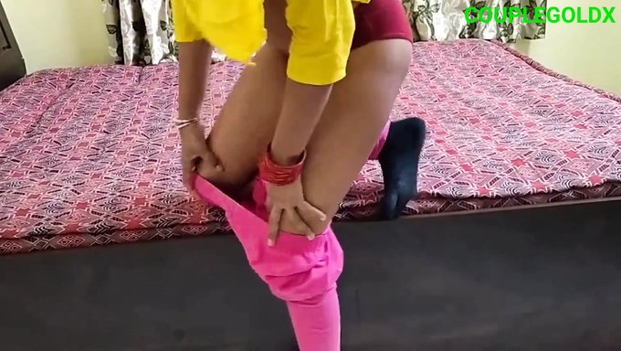 হলুদ পোশাকে কমল ভাবীর স্কোয়ার্টিং অ্যাডভেঞ্চার
