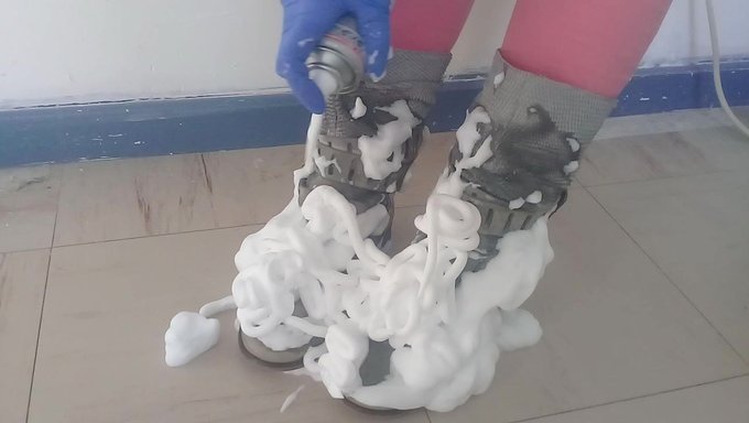 গ্রে বুট পরা হাসি এবং অপমান
