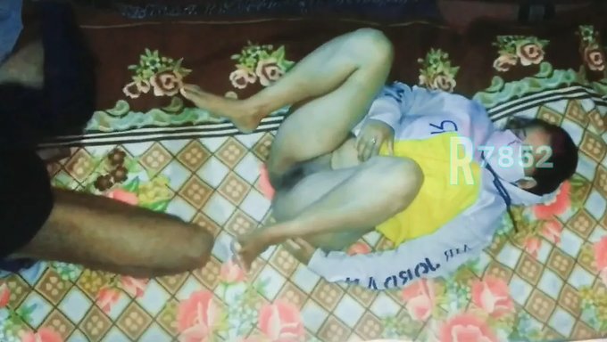 ১৮ বছরের কলেজ ছাত্রী রিতু যাদব তার টাইট গুদ চাটছে