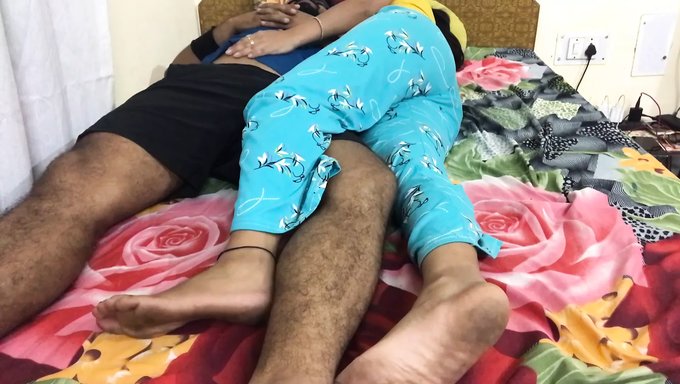 প্রবৃদ্ধ এবং ব্রুনেট কলেজ মেয়ে তার ছোট ভাইকে প্রলোভন করে এবং চুদে দেয়।