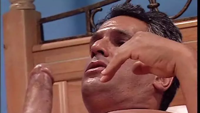 হট ব্রুনেট একটি ব্লোজব দেয় এবং 69 পজিশনে তার পুসী চাটতে পায়।
