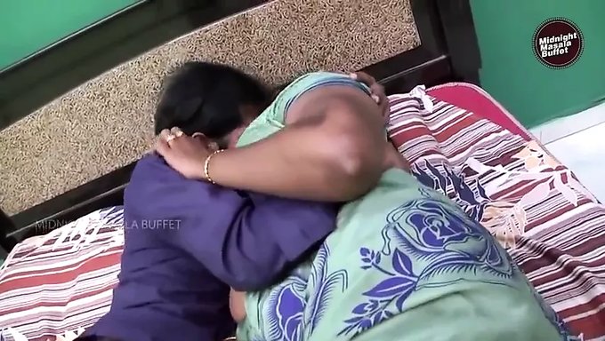 প্রবৃদ্ধ এশিয়ান আন্টি কেবেল বয়ের সাথে নিচে নেমে মলিন হয়।